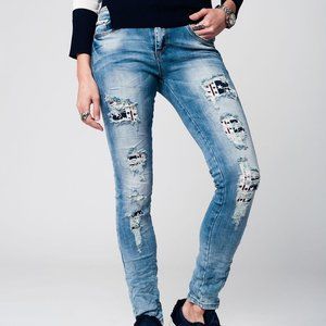Q2 Star-patch Jeans w/ Distressed Detail